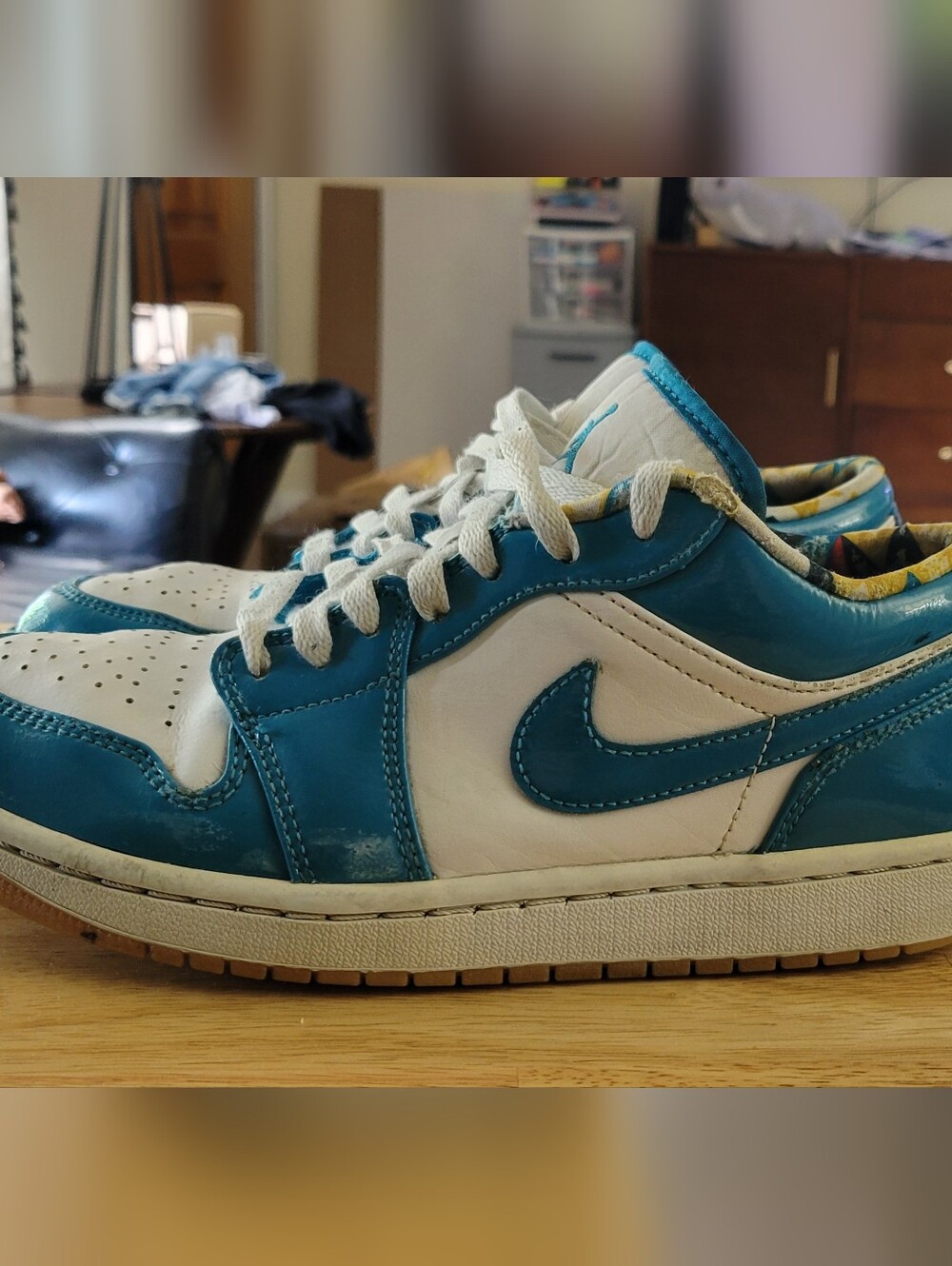 Nike Low Top Sneakers in White & Teal